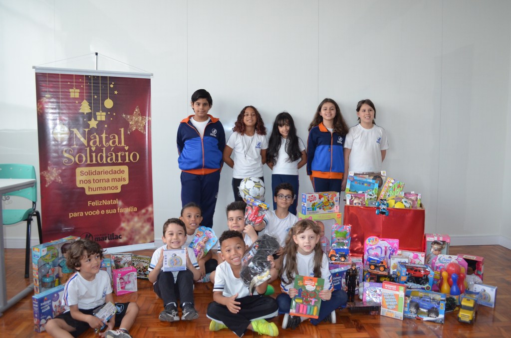 Alunos do Colégio Marillac com os presentes arrecadados no Natal Solidário