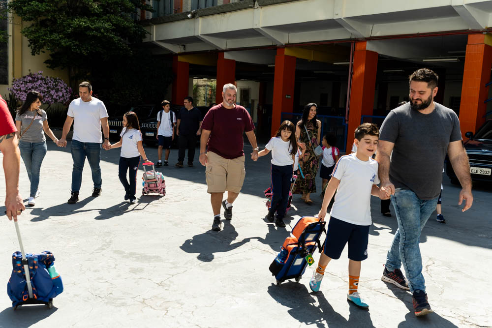 Famílias e alunos do Colégio no horário de saída